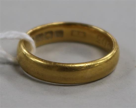 A 22ct yellow gold wedding ring, 5.4g